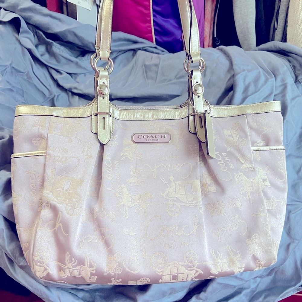 F16881 Gallery Horse & Carriage Lurex Lilac/Silver